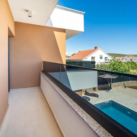 4 Bedroom Cozy In بيت للعطل Sukošan
