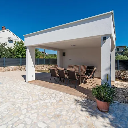 4 Bedroom Cozy In Sukošan