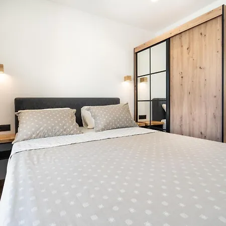 4 Bedroom Cozy In Prázdninový dům *