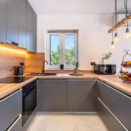4 Bedroom Cozy In