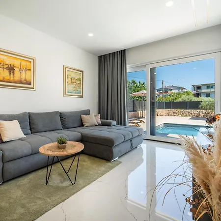 4 Bedroom Cozy In Sukošan
