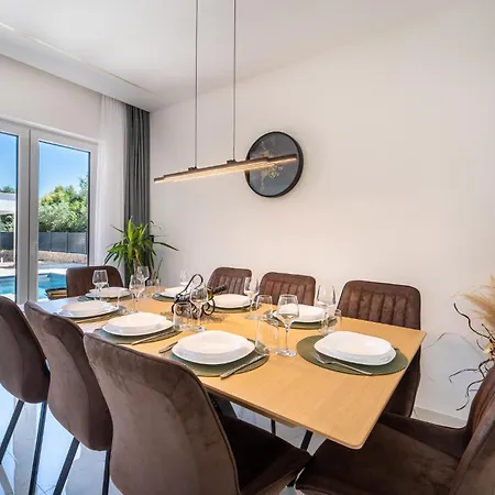 4 Bedroom Cozy In بيت للعطل