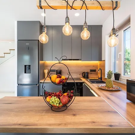 بيت للعطل 4 Bedroom Cozy In Sukošan