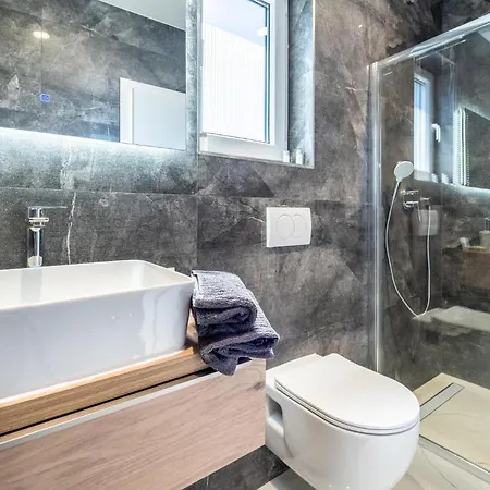 4 Bedroom Cozy In Sukošan