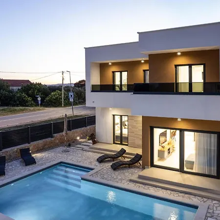 4 Bedroom Cozy In بيت للعطل Sukošan
