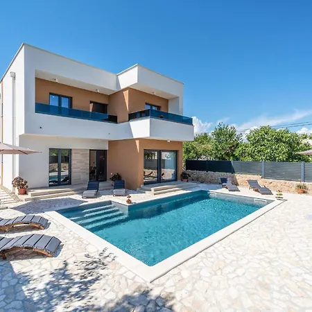 Holiday home Cozy In With Outdoor Swimming Pool *
