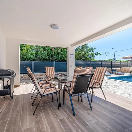 Сasa de vacaciones 4 Bedroom Cozy In Sukošan