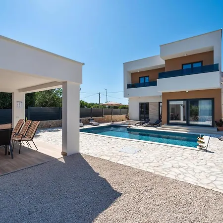 Cozy In With Outdoor Swimming Pool Holiday home