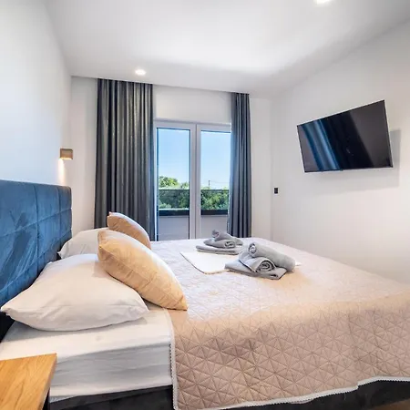 4 Bedroom Cozy In Сasa de vacaciones Sukošan