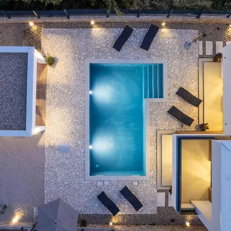 Holiday home Cozy In With Outdoor Swimming Pool
