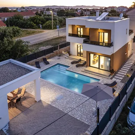 Cozy In With Outdoor Swimming Pool Holiday home *